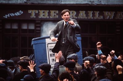 Michael Collins (1996) je ﬁ lm o tem, kako so se Irci leta 1922 znebili britanske okupacije.