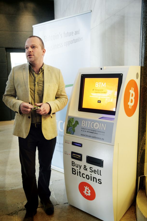 Gregor Knafelc je danes glavni urednik Dela. Leta 2014 je njegovo podjetje GreCom začelo po Sloveniji postavljati t.i. bitcoin bankomate.  Na sliki otvoritev bankomata za bitcoine v hotelu Slon, prvega na Balkanu. 