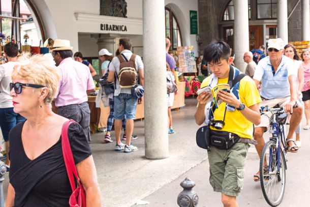 Mesto je živa tvorba, ki se stalno spreminja, in turist, potrošnik prostora, hoče neko točno določeno, a posebno rabo; v bistvu zamrznjeno rabo mesta, ki je popularna in ponuja točno določeno, tržno najzanimivejše izkustvo. 