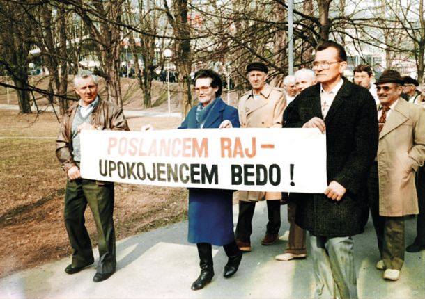 Protesti ljubljanskih upokojencev leta 1993 proti prvi »zamrznitvi« pokojnin.