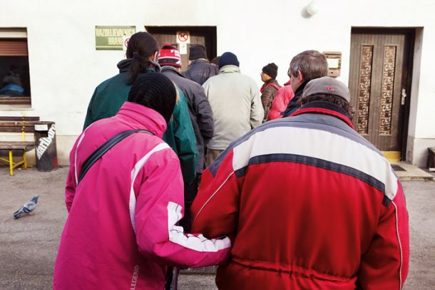 Razdeljevalnica hrane na Poljanski cesti v Ljubljani. Glede na stopnjo tveganja revščine žensk, starejših od 65 let, se uvrščamo na neslavno tretje mesto med državami članicami EU. 