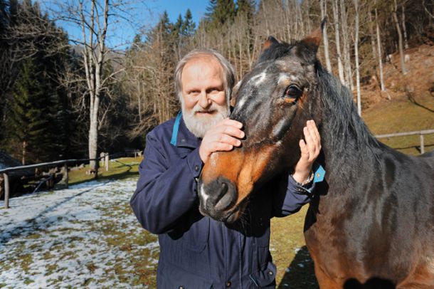 Pater Karel Gržan – pripadnik reda kapucinov, v epsko naslovljeni knjižici 95 tez, pribitih na vrata svetišča kapitalizma za osvoboditev od zajedavskega hrematizma našteva razloge, zakaj bi morali kapitalizem – še posebej tega ekstremnega, neoliberalnega, hrematističnega – odločno zavrniti. 