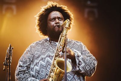 Kamasi Washington je prvovrsten v organizaciji, vodenju in aranžiranju ansambla. 