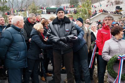 Ministrica je zaščitila Borutov hrbet s svojim telesom.