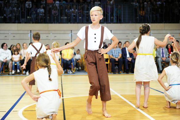 Raziskave dr. Mirjane Ule in dr. Metke Kuhar so pokazale, da kljub videzu permisivnosti še vedno večina otrok igra po notah staršev. Na sliki učenci I. osnovne šole Celje. 