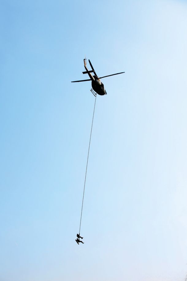 Vojska bo po novem prevzela tudi helikoptersko nujno medicinsko pomoč. Civilna agencija nad kakovostjo njenih storitev ne bo imela nadzora. (Na fotografiji vaja v izvedbi kopenskega odreda za specialno delovanje nevtraliziranja delovanja sovražne celice na Brdu pri Kranju ob obisku generalnega sekretarja zveze Nato)