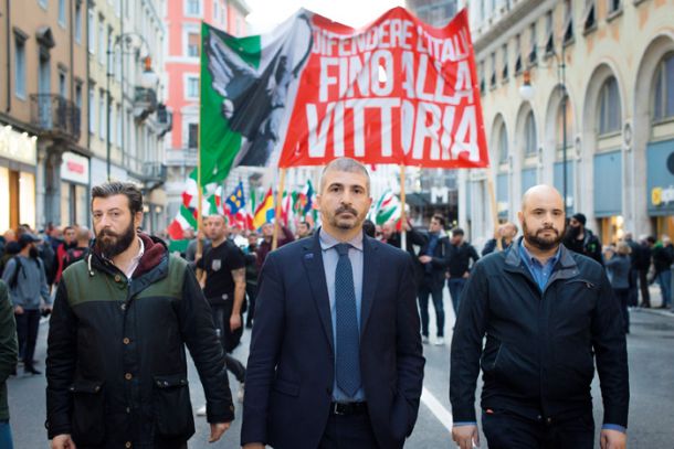 V ospredju sprevoda je stopal Simone di Stefano, nacionalni sekretar  CasaPounda. 