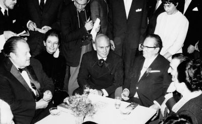 Igralca Orson Welles (levo) in Yul Brynner (v sredini), jugoslovanski predsednik Josip Broz Tito, režiser Veljko Bulajić in predsednikova žena Jovanka Broz na premieri filma Bitka na Neretvi v Sarajevu.