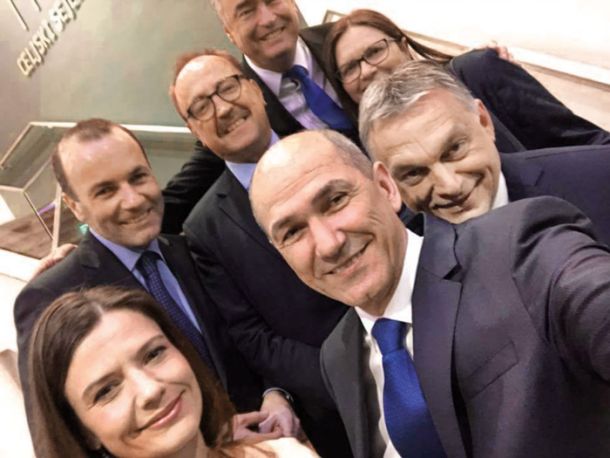 Srečna družina, selfi: Janša, žena Urška Bačovnik, Orbán, spitzenkandidat EPP Manfred Weber in Milan Zver z ženo na kongresu v Celju.