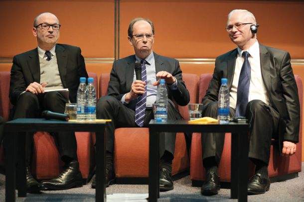 István P. Székely (desno), je leta 2015 skupaj s tedanjim guvernerjem Banke Slovenije Boštjanom Jazbecem in finančnim ministrom Dušanom Mramorjem sodeloval na konferenci GZS “o podjetjih v državni lasti in procesu privatizacije v Sloveniji” 