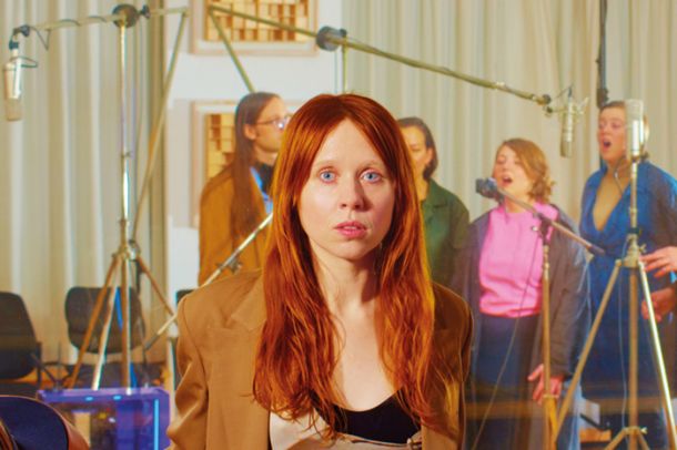 Holly Herndon je novo ploščo zasnovala v sodelovanju z umetno inteligenco. 