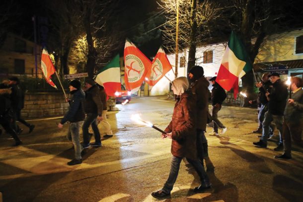 Bakle in zastave po bazoviških ulicah. Pohod so pripravili: gibanje Pro Patria, Odbor za 10. februar in združenje Lega Nazionale. 