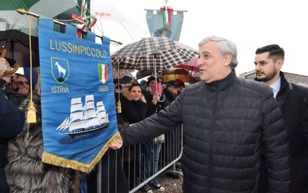 Predsednik evropskega parlamenta Antonio Tajani se je tri dni po vzklikih »o italijanski Istri« in »italijanski Dalmaciji« opravičil. Ljudje naj bi ga zgolj narobe razumeli. 