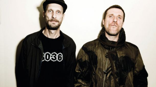 Dvojec Sleaford Mods ponovno učinkovito združi surovo minimalistično elektroniko in cinično zgražanje v monotonem pripovednem slogu.