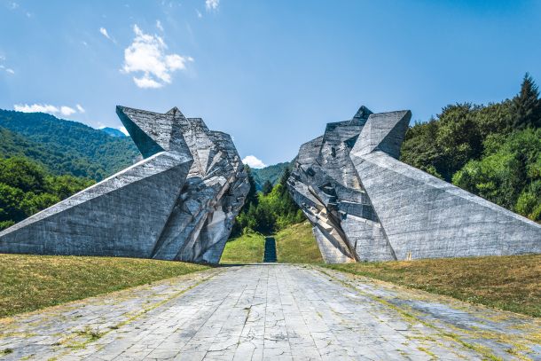 Spomenik bitke na Sutjeski, kipar Miodrag Živković (1965–1971), arhitekt Ðorđe Zloković, Tjentište, Bosna in Hercegovina. 