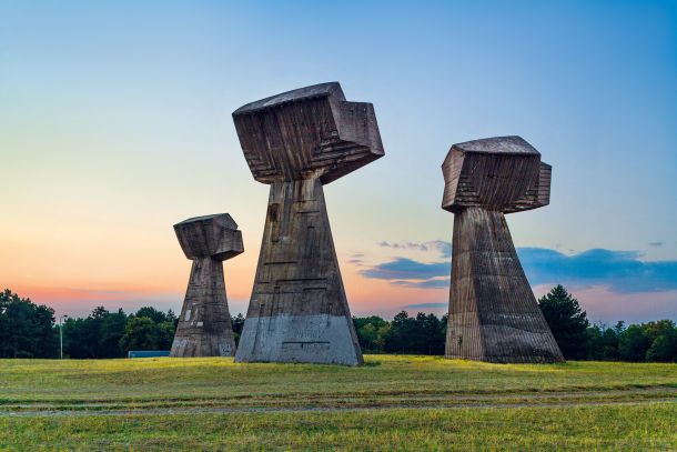 Spominski park Bubanj, Niš, Srbija, arhitekt Mihajlo Mitrović, kipar Ivan Sabolić