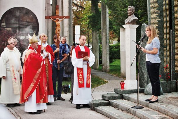 Helena Jaklitsch, vodja Urada za Slovence v zamejstvu in po svetu, zgodovinarka, ki ji srce bije za domobrance. (Na fotografiji med govorom po sveti maši in blagoslovu kipa dr. Lamberta Ehrlicha na ljubljanskih Žalah, september 2018)