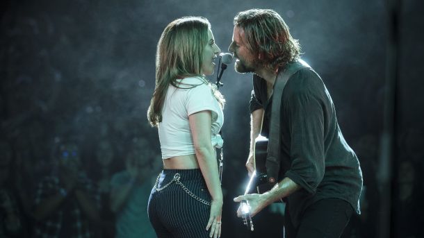 Prizor iz filma Zvezda je rojena (Lady Gaga in Bradley Cooper)