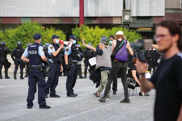 Policijsko obvestilo bralcem ustave: Odidite ali boste odstranjeni s silo. Pred njimi branilec ustave Andrej Rozman – Roza. 