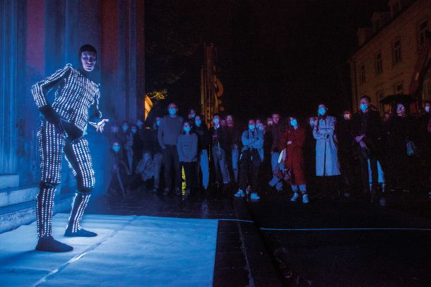 Boštjan Čadež - Fšk se je za letošnjo Svetlobno gverilo povezal s performerko Tatiano Kocmur in ustvaril avdiovizualni performans Kvintesenca. LED-lučke na njenem telesu se odzivajo na gibanje. Zaporedje gibov sestavlja animirano podobo, ki sta jo podkrepila z videoprojekcijo. 