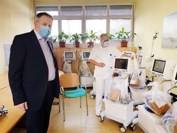 Minister Počivalšek ponosno ob preplačanih ventilatorjih Siriusmed v Bolnišnici Celje. Je ventilatorje sprva država nameravala kupiti za 1,8 milijona evrov neposredno pri dobavitelju, a je nato raje plačala štirikrat več prek posrednika? 