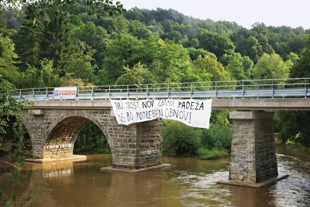 Ko se je okoljski minister Andrej Vizjak nedavno udeležil odprtja prenovljenega mostu čez reko Reko v Vremski dolini, so mu tamkajšnji prebivalci pripravili transparent. 