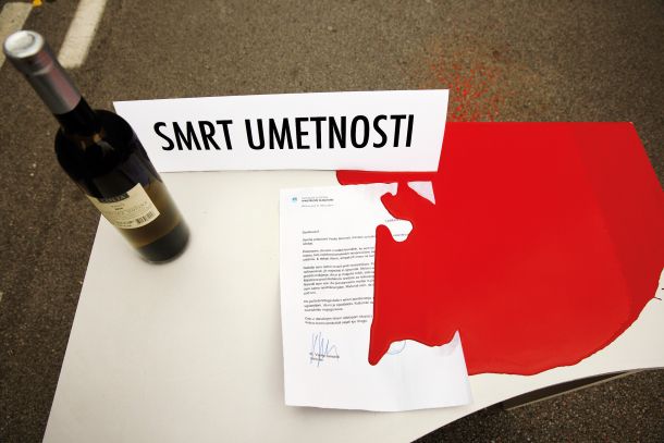 Avtorji gverilske inštalacije so na ministrovo mizo postavili list z njegovim imenom, na hrbtni strani katerega je napisan slogan „Smrt umetnosti“, buteljko vina in njegovo fiktivno, v satiro ovito odstopno izjavo.