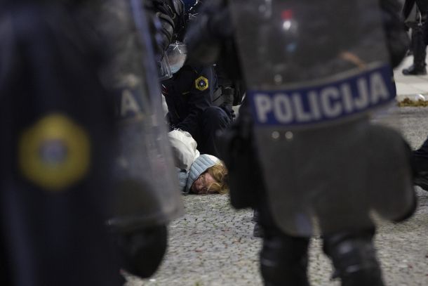 Policijski prijemi na četrtkovih protestih v Ljubljani