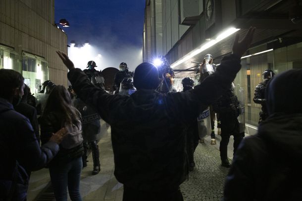 Posamezniki in policisti na četrtkovih protestih v Ljubljani 