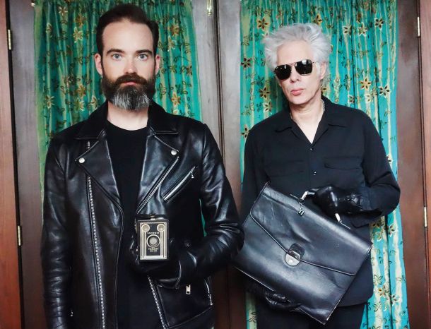 Jim Jarmusch in Carter Logan z izpeljankami klasične americane, subtilnim kitarskim dronom in ambientalnim minimalizmom ustvarjata široko paleto razpoloženj. 