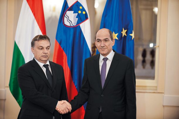 Viktor Orban in Janez Janša na enem izmed prvih uradnih srečanj leta 2012, ko je bil Janša še premier Slovenije. Kasneje je bilo teh prijateljskih srečanj še veliko. Politika sta se med drugim redno srečevala na delovnih kosilih, itd ... 