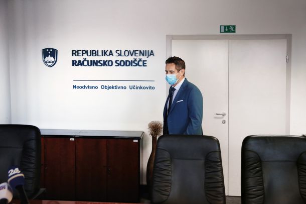 Tomaž Vesel, predsednik računskega sodišča, je takoj po napovedi objave poročila postal tarča medijev, ki so del propagandnega stroja SDS. 