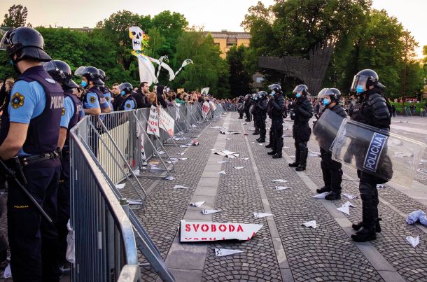 Zalaznikove fotografije so dokumenti, ki kažejo trenutno stopnjo svobode v naši državi, odstirajo zastor, da vidimo, kaj se z nami dogaja. 