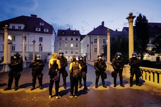 25. junij 2020; fotografija kaže policijsko zaporo na večer, ko je bila v središču Ljubljane proslava ob dnevu državnosti. 