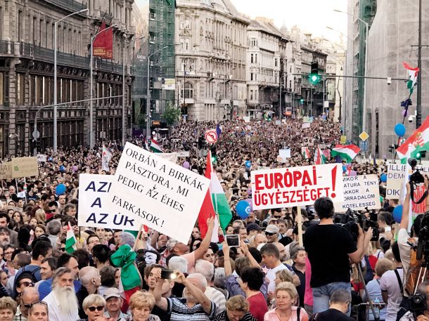 Ni res, da ima Orbán na Madžarskem samo podpornike. Aprila 2018 je v Budimpešti v podporo akademski svobodi in svobodi medijev protestirala nepregledna množica ljudi.  