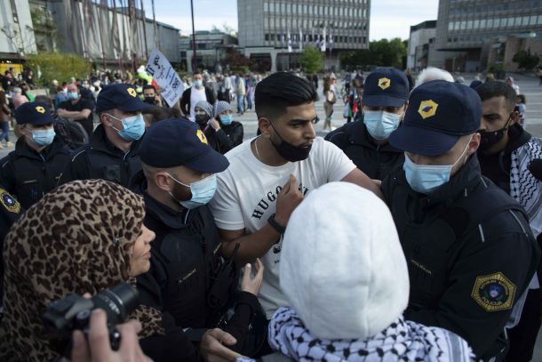 Protestniki in policisti na Trgu republike