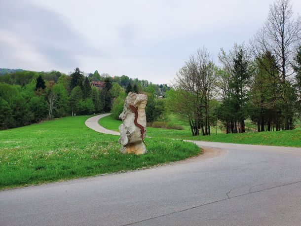 Obeležje, posvečeno črni človeški ribici ob vstopu v vas Jelševnik pri Črnomlju, kjer ima ribica habitat. Njiva, na kateri stoji obeležje, je »gnojena« z digestatom.