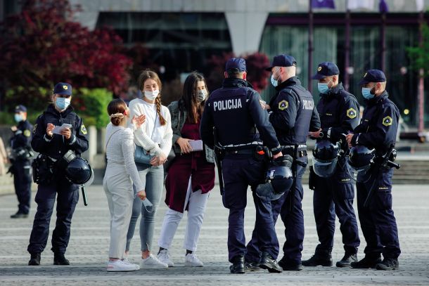 Petek, 21. maj, Ljubljana. Legitimiranje in izdajanje glob udeleženkam manjšega shoda v podporo palestinski skupnosti. 