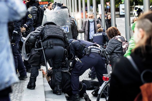 Zakaj čezmerna uporaba sile na petkovih protestih?