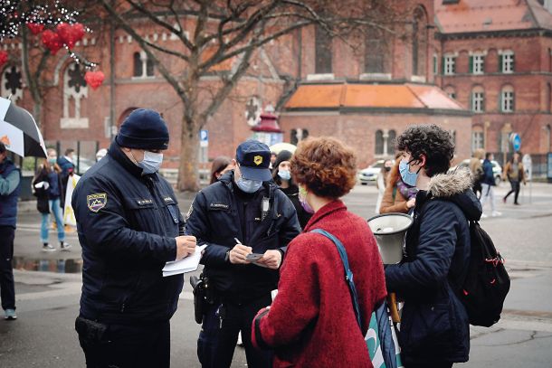 Dijaki, ki protestirajo proti zaprtju šol: Militantni skrajneži, ki so vzeli pravico v svoje roke? 