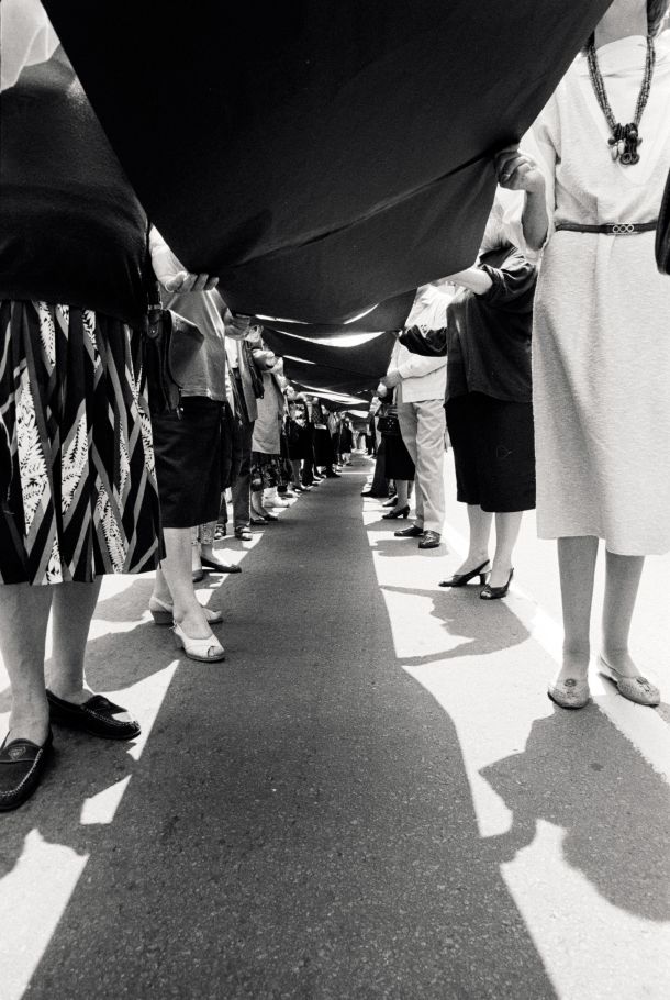 V letih 1991 in 1992 so bili v Beogradu množični protesti proti vojnam na Balkanu in Miloševićevemu režimu. Največ, 150 tisoč protestnikov, se je na ulicah zbralo 31. maja 1992, ko so v znak solidarnosti s prebivalci Sarajeva razgrnili ogromen žalni trak. 