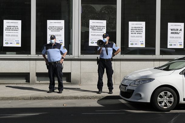 Pred nekaj dnevi je aktiv delavk in delavcev v kulturi pred ministrstvom izvedel 9. protestno akcijo za kulturo s sloganom Razstava v javnem interesu 