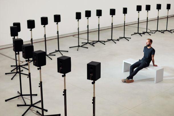 Zvočna instalacija Janet Cardiff Štiridesetdelni motet nam s pomočjo 40 glasov, ki jih zaslišimo iz 40 zvočnikov, zapoje skladbo Thomasa Tallisa Spem in Allium. 