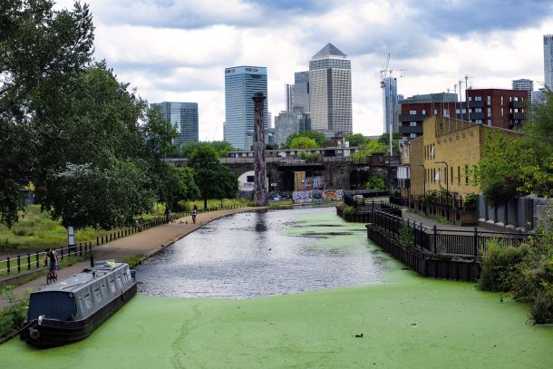 Na sprehodu ob Regent's Canalu lahko doživimo povsem različne obraze Londona, od ostankov propadle industrije, ki jo prerašča narava, do pogledov na sodobno arhitekturo korporativnega sveta. 