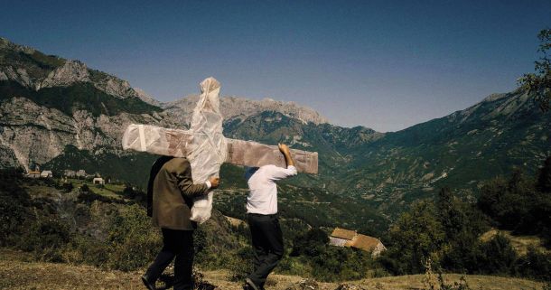 Marija Zidar nas v monumentalnem Odpuščanju odpelje v ruralno Albanijo, kjer nasilna smrt dekleta dve družini pripelje na rob krvnega maščevanja.