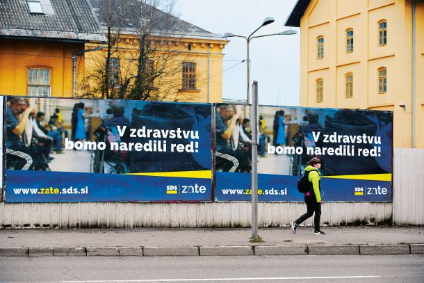 Vladajoča SDS redno obljublja, da bo »naredila red« v zdravstvu. Kot kaže večletna praksa, pa s tem v Janševi stranki mislijo na pospešeno podeljevanje koncesij in privilegiranje zasebnih izvajalcev in zavarovalniškega lobija. Nič čudnega torej, da bogati lastniki zasebnih klinik, kot je kirurg Marko Bitenc, za katerega dela množica zdravnikov dvoživk, odkrito podpirajo SDS.