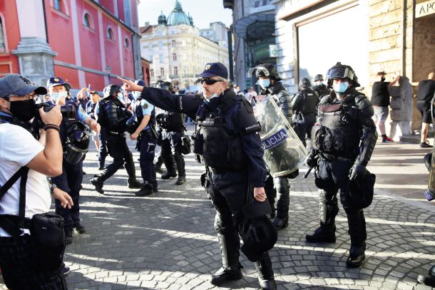 Ukazi kolesarski protestniški množici, naj se ne približuje odpeljanim rumenim jopičem. /