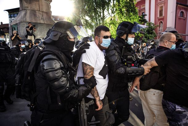 Policija se je odločila odstraniti rumene jopiče s prizorišča protesta.