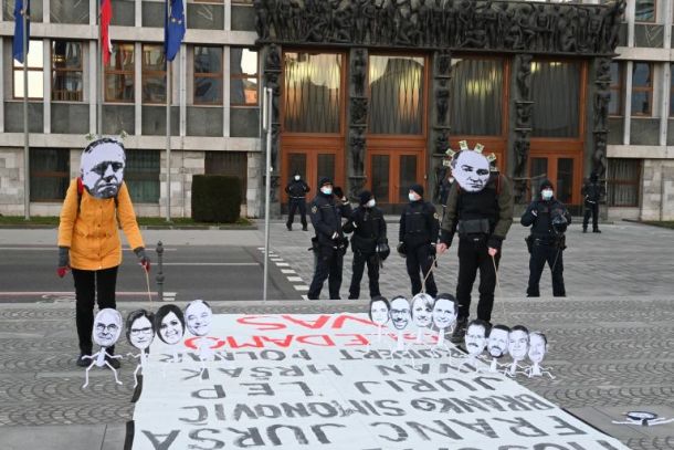 V času glasovanja o nezaupnici včeraj: kolaboracija in pohlep