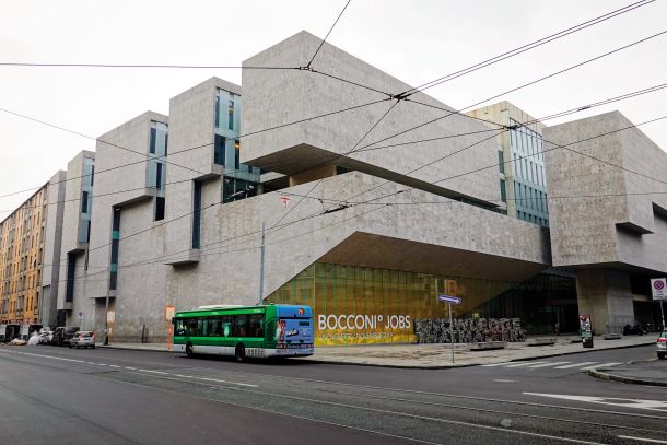 Nova stavba univerze Bocconi (Grafton Architects, 2008), ki je prejela več prestižnih arhitekturnih nagrad, stoji v samem središču Milana. Poleg zanimivega oblikovanja stavbnih mas jo odlikuje komunikacija z uličnim prostorom. Skozi stekleno fasado vidimo naravnost v preddverje avditorija etažo niže.  